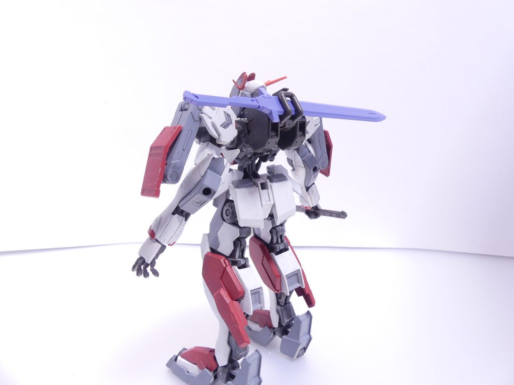 なお、ガンダム・フレームへのマルチラック･バックパックについては無改造でここまで入ります（軸としてはガンフレ二軸です）。完全固定ではないので、干渉する部分は切り落としましょう。シャルフリヒター頭部で気分を変えてみてもよし。こちらは昨今の一般的なＨＧの頭ボールジョイントに入ります。