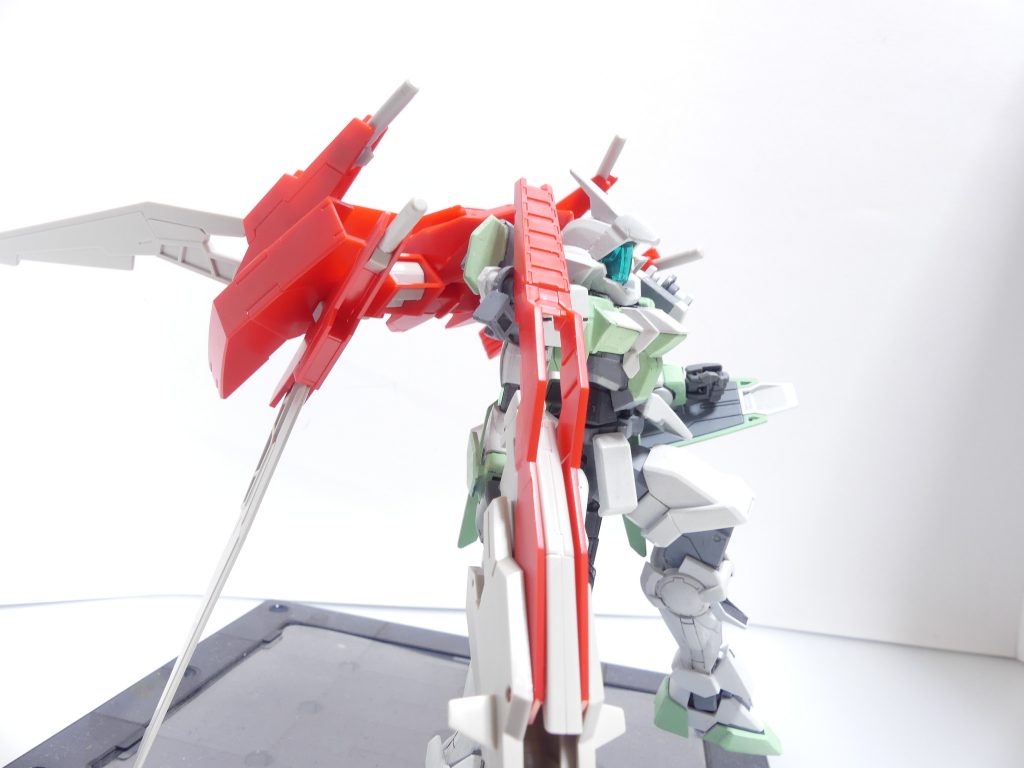 ライトニングガンダムストライダー:バックパックを交換したライトニングガンダムは、さらなる高出力とともに接近戦にも対応できる性能、ライフルの銃身交換による大火力を得た。接続はキット通りなら1穴。1軸にも一応の対応が可能。メインユニットが背中と平行ですがこの位置が正しい。ネイキッドに背負わせる際はいつもの2軸1穴変換ジョイントで支えます。しかし、重い。翼が大きすぎて、限界を迎えているダイバーの背中二穴では支えきれない・・・