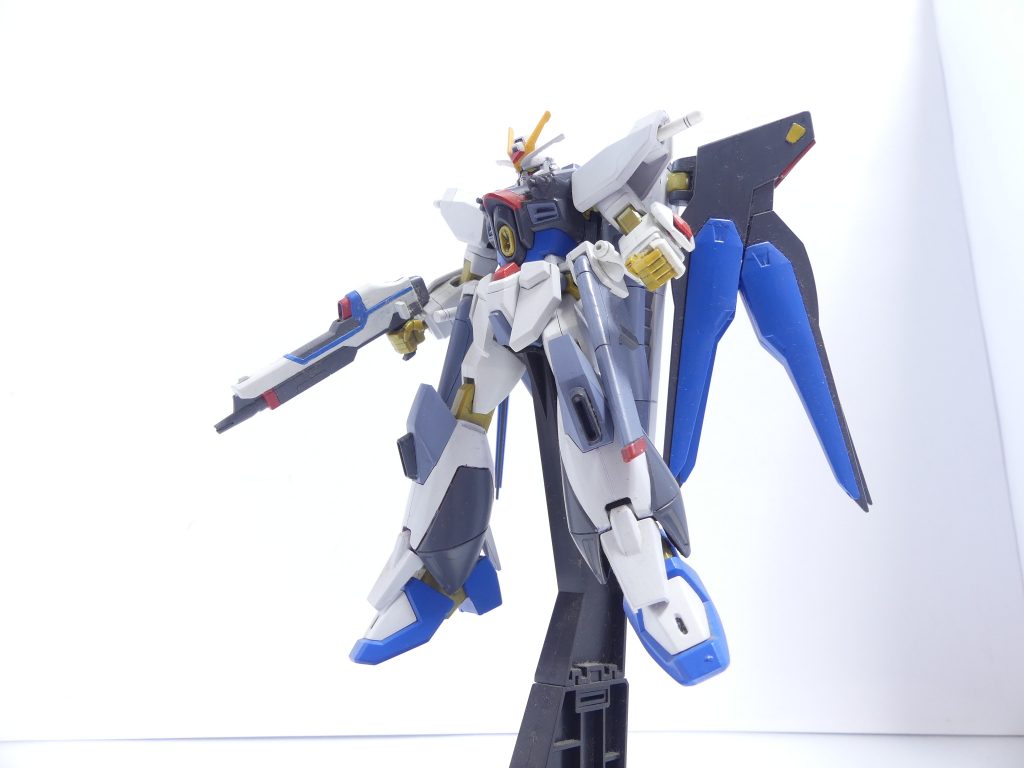 当時のスタンドで。
塗装は関節を除き全てガンダムカラーのはずです。当時は「機体ごとに設定に近い色が3本入った奴」の全盛期でした。