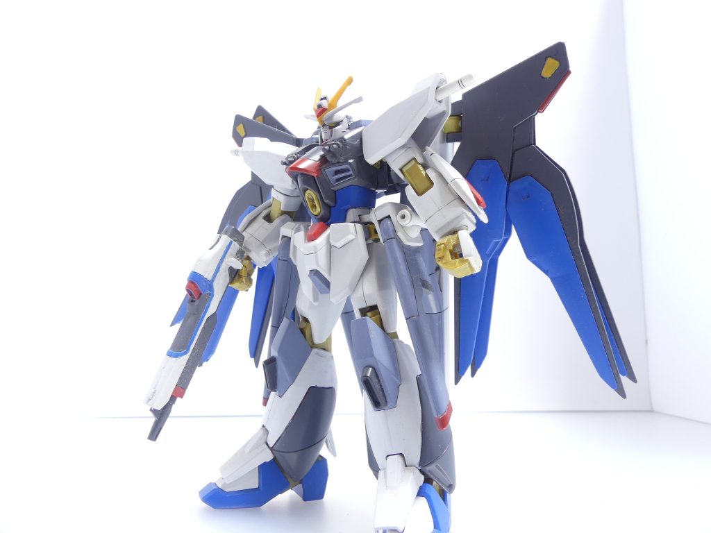 ストライクフリーダムガンダムにセイバーガンダムのパーツを移植、さらなる火力と出力の強化を図ったMS。
ベースとしては旧HGストフリとセイバーのミキシングです。
胸部マシンキャノンのみ旧キットアレックスあたりから持ってきたのかな。
長きに渡って家の様々な場所で飾られていたためビームライフルは一本欠品しています。