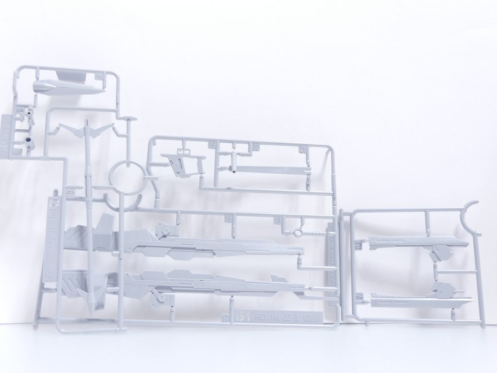 「GBNW」も長く(スタートから半年経ちました)続くと、「やりやすい武装」と「やりにくい武装」が出てきます。今回は明らかに「やりにくい」方に当たるイースタンウエポンズ。見ての通り、パーツ数は12しかありません。単純な武器系HGBCでは最もシンプルな武装セットの一つです。キットとしては、「ビルドファイターズトライ アイランド・ウォーズ」に登場したZZII・ギャンスロットの武装を単体版にアレンジしたセット。発売はその2機と同時。同じように見えて微妙にパーツ構成が異なるところがミソです。こういった形のセットは過去にバリスティックでも見ました(第12改参照)が、その時よりは元の武装の印象を残しているかと。主な新規パーツはビームバズーカの持ち手、成形色を変更したロングライフル先端、ランスの先端パーツ。本体の成形色もライトグレーに変更。