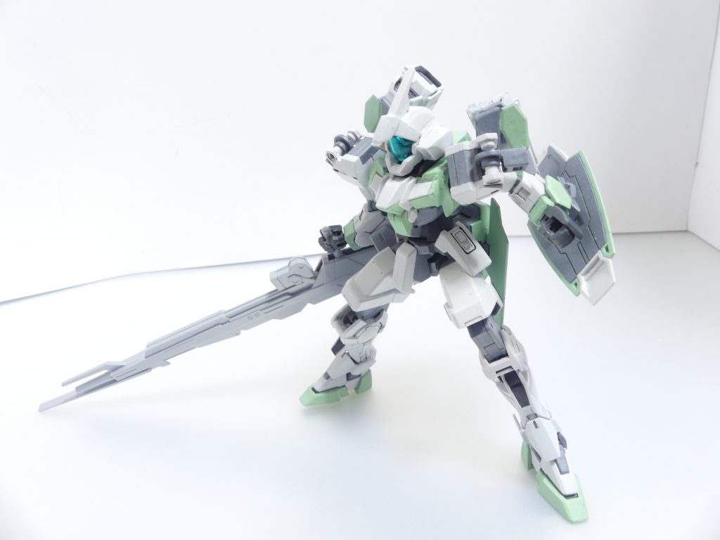 ハイパーロングライフル:ZZIIの主武装。その効果は「電光」よりも遙かに強力かつ鮮烈、見た人がついついSNSに書き込みたくなるレベルだとか。ホビーサイト公式・ZIIの商品ページと比較しても解るように、そこから随分と大型化されたロングライフル。個人的には鉄機武者鋼丸世代なのでそちらの印象も強いです。持ち手軸は3ミリ軸一本。変形の都合で可動、収納可能です。持ち手軸を下から構えるのが一応正しい持ち方・・・なのですが、ZZII用の固定リブは使用できないのでそのまま構えると取り落としやすいです。また、銃身後部にはZZII用の横張出しがあり、前腕部が太いとさらに持ちにくくなります。ネイキッド・ヴィンテージではかなりぎりぎり(本写真で持たせただけでも腕アーマーが干渉している)。カルメネールでは持てませんでした。持てない場合は、素直に上下を逆にして持たせてみましょう。