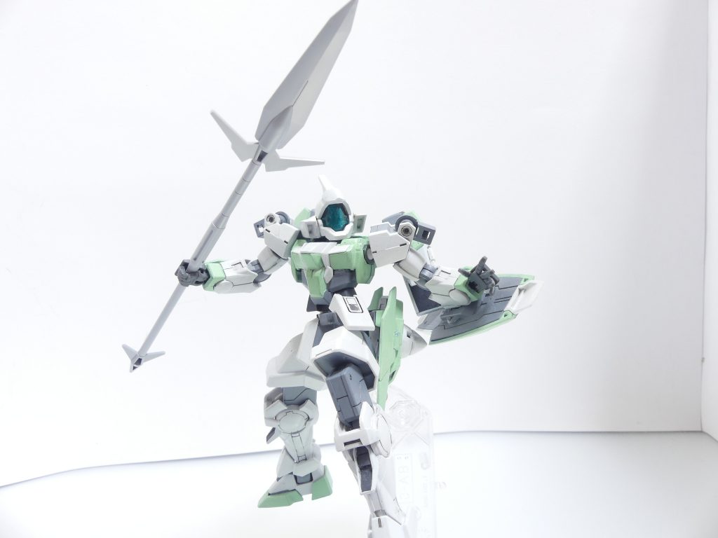 ランス:通常形態ではごく一般的な実体ランス。先端を差し替えることでビーム・サーベルを装備可能。ギャンスロットではジオンの紋章をイメージした先端が付いていましたが、本キットでは一般的なものに変更されました。意外と少ないシンプルなランス武装は「鉄血」系も合うかも(発売当時は1期~2期の間)。