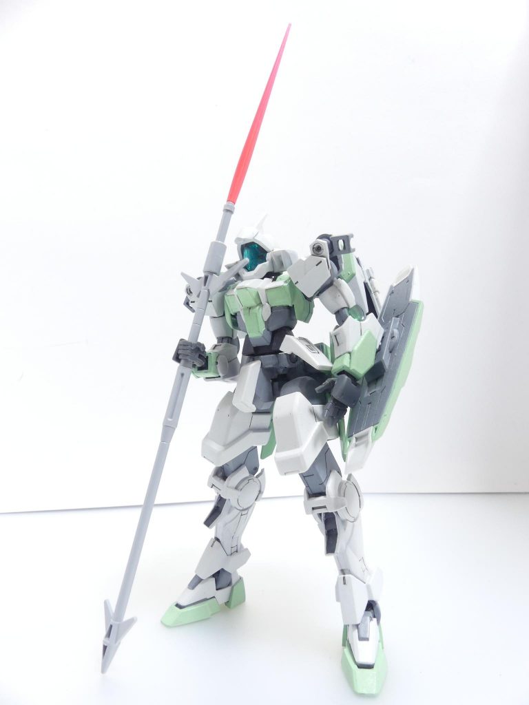 差し替えて。ビーム・サーベルの刃は別のキットから持ってきましょう。主にSB-6やSB-13が対応・・・前回も言ったなこれ。