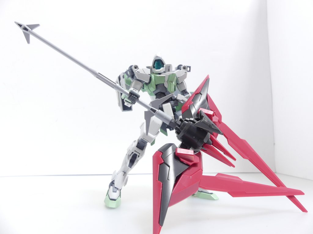 ジョイントパーツはビーム・サーベルを外すと3ミリ穴になります。そこから先をキミの想像力で補ってオリジナルランスを作ってみよう。こちらではダークマターブースター(第27改参照)をそのまま取り付けてみました。ちなみに、ランス本体とジョイントパーツは四角い軸で接続されています。ビーム・サーベル自体は3ミリ軸となります。