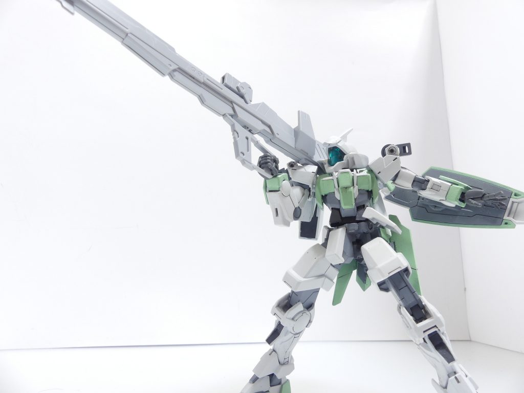 そこで・・・ビームバズーカの持ち手を使用してみる。持ち手と逆側、ライフル底面にはZZII用の四角穴が開いているので、そこに持ち手部分のジョイントを切り取って装着。・・・一応無改造でもはまりました(元のバズーカにも戻せます)が、棒一本で繋がっているような状況なので切り飛ばして接着した方がいいかと思います。小説パートの写真のように、こちらにもビームサーベル刃を接続可能。先端部分はZZIIでは青でしたがこちらは専用パーツで単色です。