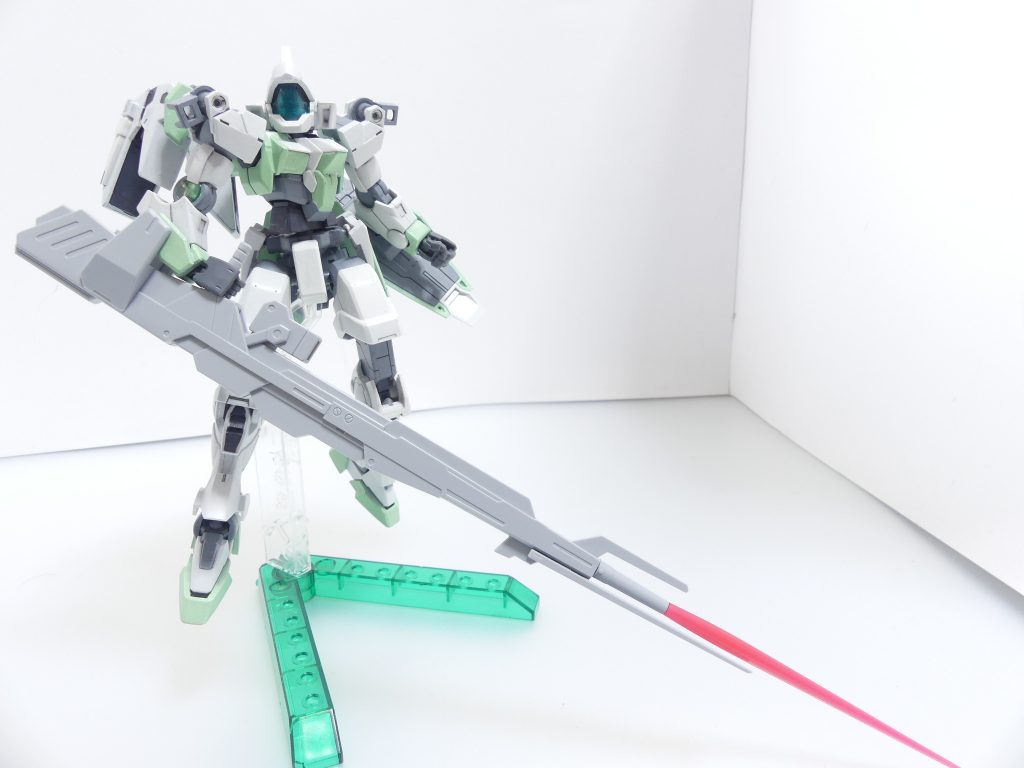 第37改「100年の道」100年。そこまで続くとは思えないけれど・・・誰だって、思ってる。多くのガンダムは、「宇宙世紀」と呼ばれる歴史の中で繰り返される戦乱の中で生まれてる。それはガンダムファンには必修項目で、特に「一年戦争」~「ラプラスの箱」を巡る戦乱までの、だいたい宇宙世紀0001~0096あたりまでの話、そしてそのガンプラはみんなが大好き。MS(モビルスーツ)が開発されて、時代の要請に応えて進化していって・・・最後には人智を越えた奇跡を生み出すからかな。・・・もちろん、その後の宇宙世紀・・・「ガンダムF91」とか「Vガンダム」のことも忘れてません。個人的に、そんな「歴史」があるから・・・宇宙世紀のMSをガンプラバトルで使うとなると、どこか突拍子もない設定になっちゃう感じがするのよね。がちがちというか。GPD販促アニメ・「ビルドファイターズ」の世界でもこのGBNでも、みんな頭を悩ませた結果・・・ビルダーの個性や趣味に合ったカスタマイズをしがちな気がするわ(もちろん他のシリーズも、ね)。このギャン子・・・サザキ・カオルコなんて、「ギャン」にこだわり続けた結果R・ジャジャを騎士(R・ギャギャ)にしたりギャンが改良されたからって騎士(ギャンスロット)にしたり・・・ある意味やりたい放題。でも、そうすることでそのビルダーの個性や趣味が解って覚えやすくなる・・・一石二鳥、かもね?ガンプラバトルは、設定に縛られてる方が珍しい。「自由」なんだから。・・・GBN、いつまで続くのかしらね。もう、数年・・・順調にダイバーの数は増えてるわ。みんな、きっと・・・楽しんでる。そうでしょ?あたしも今、酒を飲みながら思ってる。