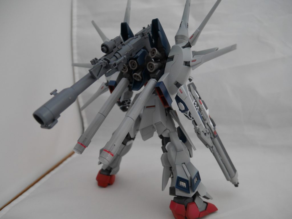 後ろ姿
バズーカとバックパックにネオジム磁石を仕込んで背負っています。