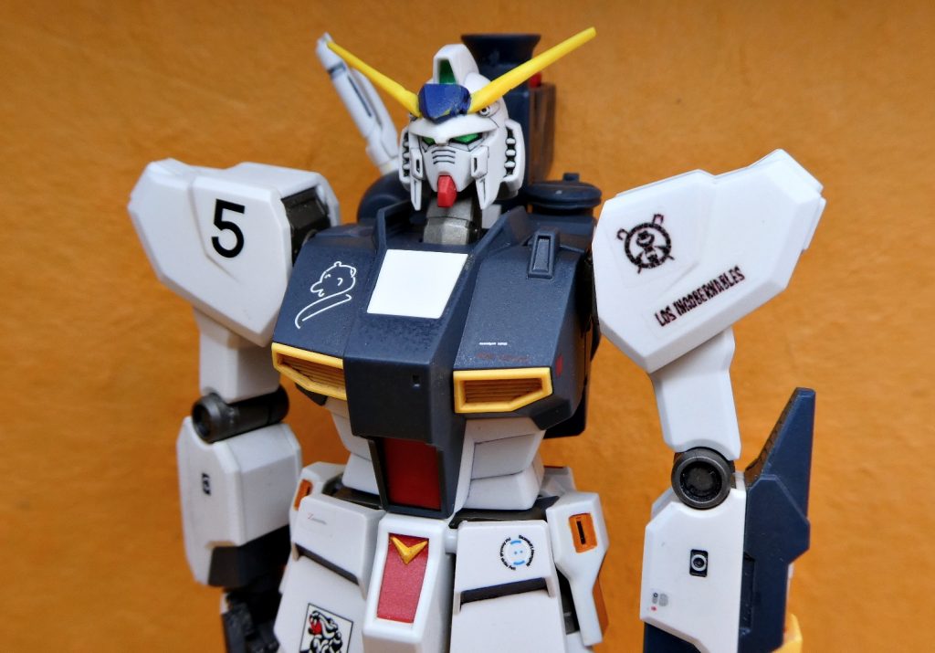 角が折れてたんで他のキットの余ってたパーツから作り出し。バルカンの邪魔になってますが、きっと撃つ時は上にスライドするんです。