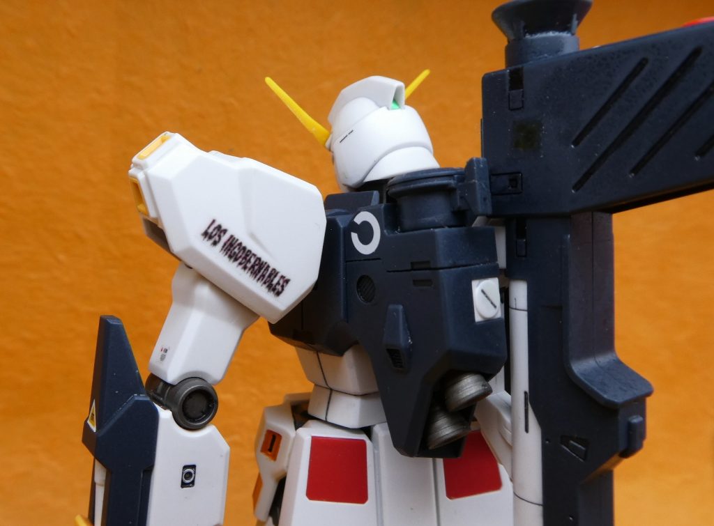 裏にこっそりユニット名。肩のパーツは紛失したんで部品注文。