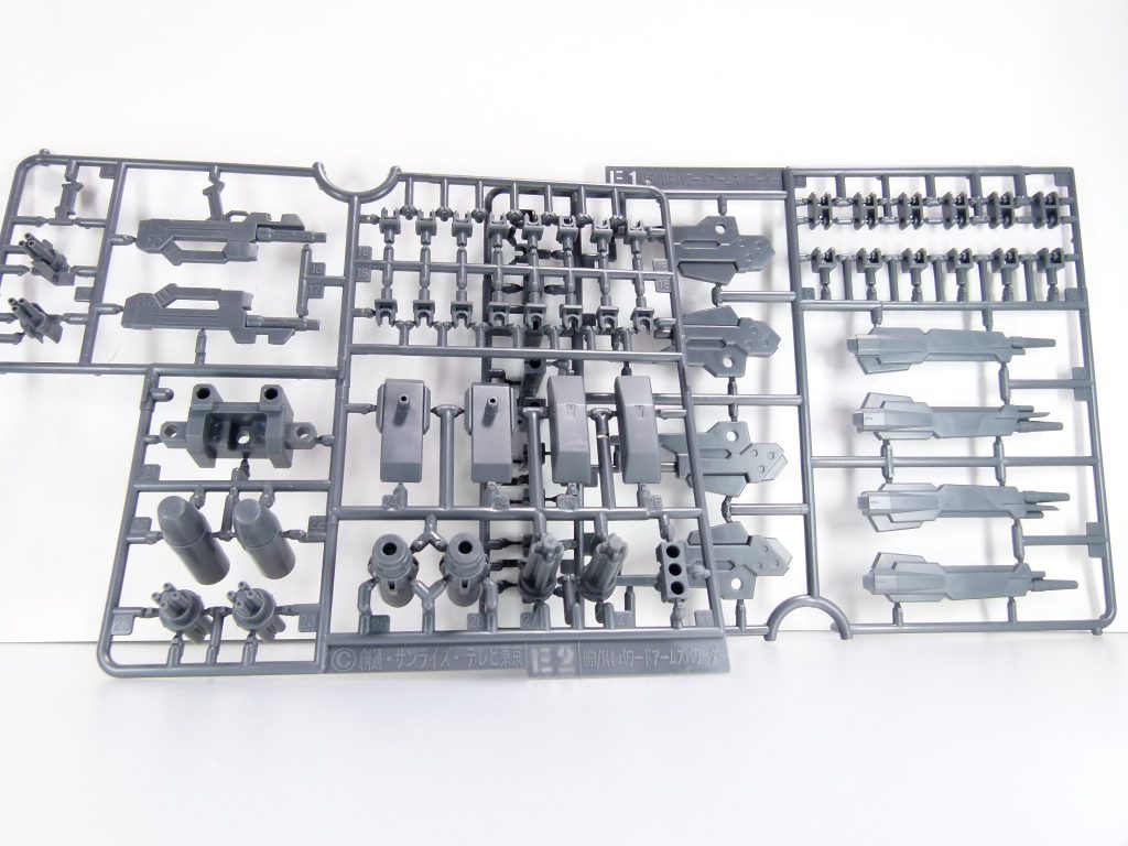 GNヴィンテージの完成やカメラの切り替えなどあり、今回はちょっと縮小更新気味です。枚数もいつもより少ないのでご了承ください。と言うことでパワーダー。600円ながらも役立つ汎用パーツが「ビルドファイターズトライ」では数多く発売されました。その一つです。素材は全てKPS。このあたりからどんどん増えます。上記のように、パワードジムカーディガンおよびすーぱーふみな・・・フミナ先輩の機体およびその関係ガンプラに大部分が付属。アームだけ使うならそれでも十分でしょう。すーぱーふみなの方が入手もしやすく、中古では随分と安値で売られていることも。