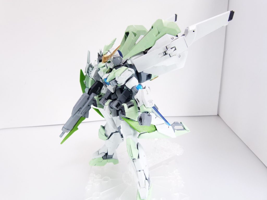 ガンダムモード：ガードモードから、太陽炉を内蔵したＧＮマルチバインダーを右肩に接続することで、本機は「ガンダム」としての姿を現す。ツインドライヴの高出力を得た本機は、ダイバーであるアルザスの創意工夫により無限の可能性を秘める。ＧＮヴィンテージ【ブラン】：ＧＮヴィンテージの基本形態としてビルドされた、アルザスの「本気で酔い交わすためのガンプラ」。フルボディブースターの高出力を活かした高機動戦闘が得意。モードチェンジすることで砲撃戦形態・バスターモードともなる。本来苦手なファンネル武装、有線攻撃武装も各所に装備。これは、ダブルオークアンタをベースに、リボーンズガンダムやナラティブガンダムのイメージを組み込んだ結果でもある。ブースターは２穴変換パーツで背負います。ガンブレイドは腰フロントアーマーになっているサブアームを展開させ、そちらにくくりつけます。これが完成形とは考えていません。「ＧＢＮＷ」をスタートさせて半年、こちらの創意工夫によりまだまだ変わる可能性も秘めています。