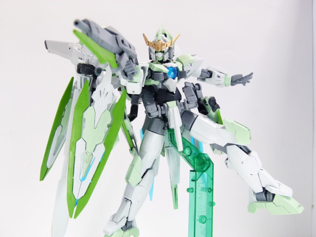 ビルドハンズ：ネイキッドでは後付けであったビルドハンズは、本機では標準装備となった。格闘戦用ハンドパーツは、武装を失った際にも敵機体の装甲を貫く硬度を持つ。アルザス自身が使いこなせるかは別にして。サブアーム：サブアーム自体の扱いは不得手だが、「敬愛するＴ３部隊っぽいでしょ」と付けてみた。汎用性は当然の如く向上した。ＧＮドッズライフルは24ｔｈのＧＮビームライフルにサバーニャ、チェンジリングライフルのアンカーを取り付けたもの。