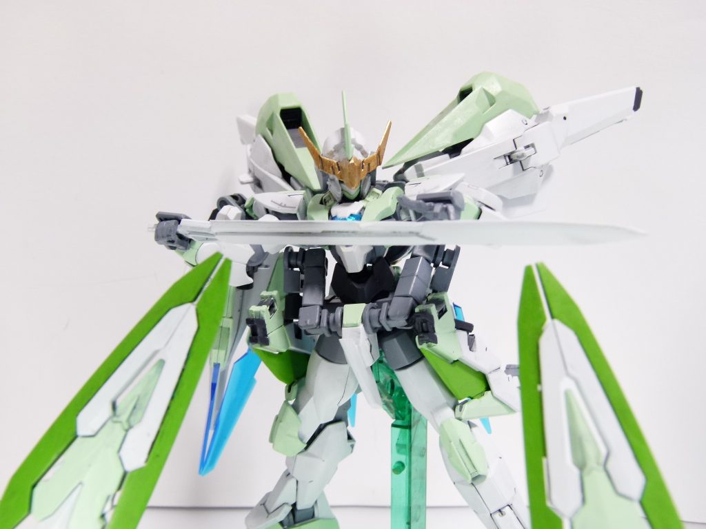 パーティクルソード：ミラクルニッパーの技術を応用した分子破壊剣。フルボディから引き続き使用（解説はそちら参照）。ＧＮアサルトシールド：バインダー部分に二機装備した本機のシールド。ファンネルの扱いについて特訓はしたが、現時点では機体の正面に展開させる程度。初心者ダイバーなどの防御にもいずれは使えるだろう。アサルトシールドはシアクアンタのままですが、下記バスターモードで両肘に装備させるためにクアンタの右前腕を二機分使用しています。