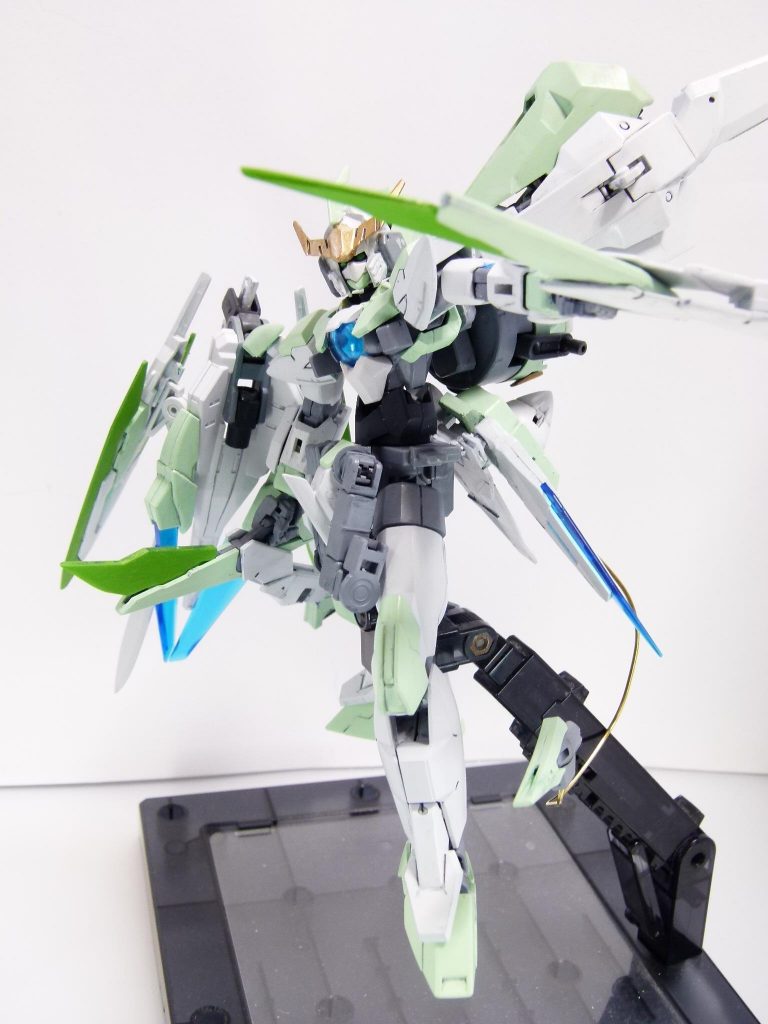 #第33改「酔ってけ！あたしのヴィンテージ」熟成されたあたしのヴィンテージ。酔っていけ！時は「ＥＬダイバー事件」から数ヶ月後。新たに作られたツール「ネオ・ブレイクデカール」による被害は拡大していた･･･っていうのがここまでの話。マスダイバーは復活し、各地でＧＢＮを荒らし回ってる。当然ながらバグは頻発し、かける負担は膨大で･･･「ビルドデカール」でこの世界に定着させたサラちゃんの命も危ないかもしれない。リクとクジョウ・キョウヤ、多くのダイバー達が、かつての「有志連合」、いや、もっと強い繋がりを持ってこれに対処することになったわ。運営も、開発も、一丸となって。そして、もちろんあたしも。その日は、初心者用サーバーでマスダイバーによる初心者狩りが行われていたの。いかに「初心者用」といっても、巡回義務はある。あたしはその役目を担ったわ。あたしがテストする武装は、これからＧＢＮの未来を切り開いていく彼らが主に使うものだから。「彼ら」の道を、閉ざしてはならないってね。あたしはバスターモードで、マスダイバーに攻勢をかけた。相手は３機。ちょうどいい。ヴィンテージは変形し、その真の姿を現す。これが、ＧＢＮの未来を導く･･･ガンプラだッ！･･･て。ちょっとかっこつけすぎ？あたし。