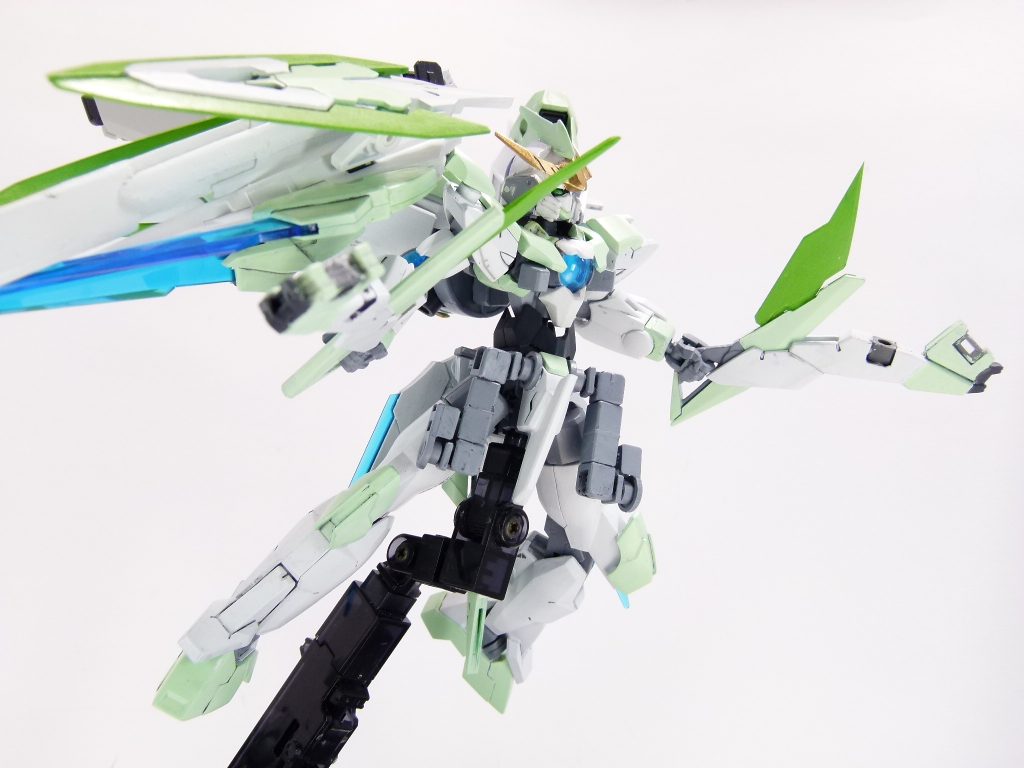 ＧＮガンブレイド：腰サイドアーマーの代わりとして装備するバインダー兼ガンブレイド。剣・ビームガンとして使用するほか、二本をつなぎ合わせてブーメランのようにしても使える。小説パートの写真で持っているのがブレイドモード。マウント時は腰サイドアーマーに･･･すると背部のＧＮスラスターと干渉するため、最後の最後にサブアームでの懸架に変更しました（バスターモード時除く）。そのため、腰サイドアーマーは現在突起があるのみです。