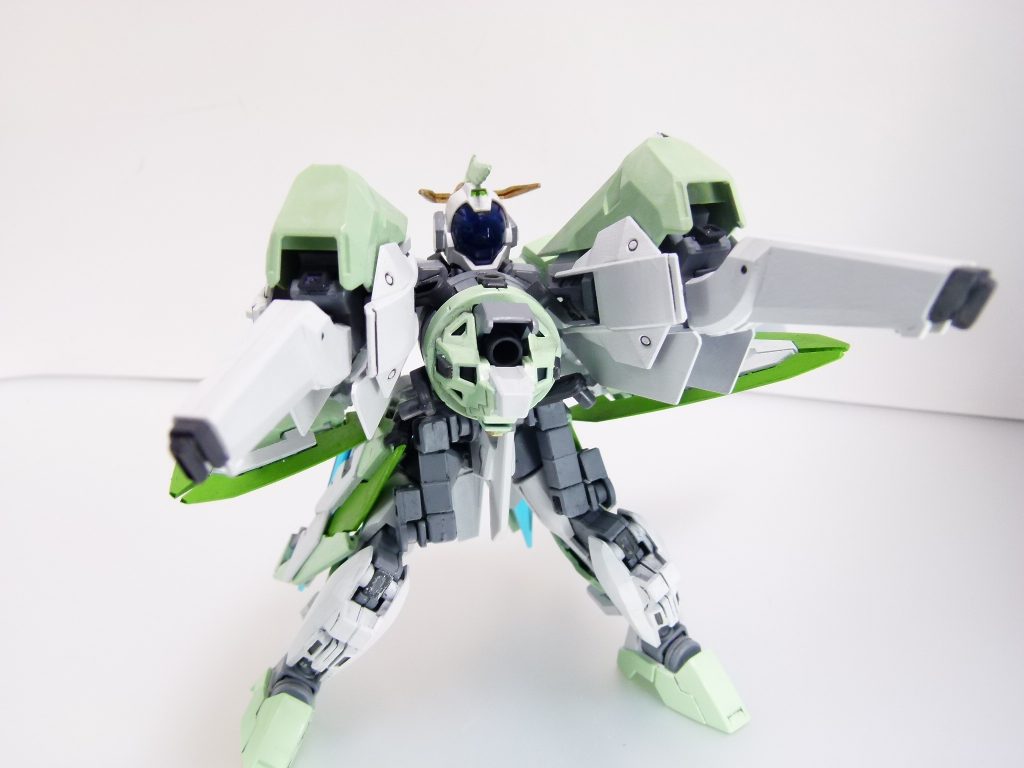 エネルギーの配分：フルボディブースターＭｋ－ＩＩに２０～３０％ほどエネルギーを回しているため、バスターモードではチャージ時間の短縮に貢献。通常形態ではスラスターの加速度向上に役立てる。当然ながらトランザムも発動可能。両形態の目などはブラックライトで光ります。･･･シアクアンタの白パーツはベースガンダムと同様のパール気味の成形なので一部透けます。