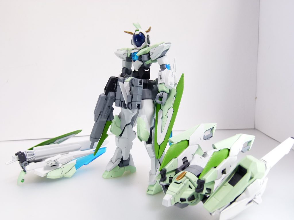 【ガンプラデータ】ベースキット：ＨＧＢＦ　ガンダムダブルオーシアクアンタ使用キット：ＨＧＡＧＥ　ガンダムＡＧＥ－２　ダークハウンドＨＧＢＣ　プトレマイオスアームズ　などかつて、第５改小説パートでアルザスが話していた「新機体」。ＧＢＮ内のごたごたでうやむやになり、今回に至る･･･訳ではありますが、実際に「アルザスの新機体」構想はその頃からありました。今回のベース、シアクアンタは早くから確保できたものの、もう一つのベースキットにするはずだったもの（クランシェカスタム）を長らく入手できず、ＩＢＡ編なども始めてしまった中で･･･気付いた「味」は、「これまで本連載で培ってきたことをフルに使おう」ということ。ベースをシアクアンタからとり、ＨＧＢＣなども活用。この先のＩＢＡ編で語られるはずのオーガさんとの再戦なども踏まえて設計された、アルザスの「ヴィンテージ」です。