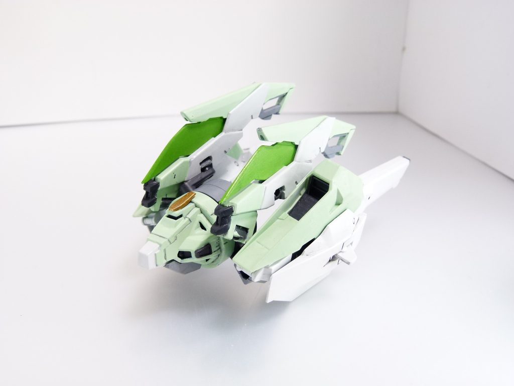 フルボディブースターＭＫ－ＩＩ：ＧＮネイキッド・フルボディ（第５改参照）で使用したブースターシステムを、シャフリ様からもらったプトレマイオスアームズの予備パーツを元に改装したもの。上部にマウントしているのはＧＮガンブレイド。ブースターポッドの能力はフルボディに準ずる。フルボディブースターは「新機体のためのパーツを先行して作った」設定でした。ブースターポッドはフルボディのまま。プトレの中央パーツでまとめ上げています。ＧＮガンブレイドはＡＧＥＩＩマグナムのＦファンネルと腰パーツなどから。