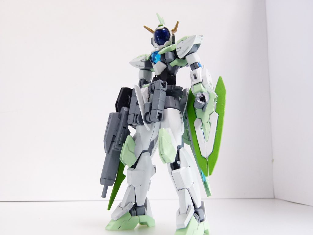 ＧＮヴィンテージ：アルザスがかねてから暖めていた新ガンプラ構想。オーガとのバトル、そこから得られた気づき、そして「ネオ・ブレイクデカール」の蔓延など多くの要素もあり、そのたびに方向性を変更して完成させた。自身の「味」である武装テストおよびその応用については前身機・ＧＮネイキッドと変わらず、より実践的なガンプラバトル向けの能力を組み込んでいる。ガードモード：頭部はリバーシブルになっており、バイザー型頭部を前にすることで各種武装テストを行う。ＧＮドライヴはネイキッドと同様腰後ろに装備。ＧＢＮーガードフレームの特性を持ち、多くの武装を運用可能。「素」の形態、ガードモード。頭部はシアクアンタとジェノアスをメインに作成。上半身はシアクアンタ、下半身をダークハウンドから。足首はジェノアス。接地性を上げたかったので。