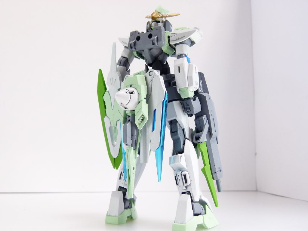 ガードモードの武装：対「ネオ・ブレイクデカール」用に貫通力を高めたＧＮドッズライフル、先端部を打突武装として使えるＧＮアサルトシールド、そして「ファンネルが使えないなら有線にすれば良いじゃない」とナラティブガンダムＢ装備やルプスレクスから着想を得た有線装備・テイルブレード。ガードモード、後ろから。ガンダム顔が見えていますが気にしない。背中にはＨＧＣＥフリーダムの胸部後ろを貼り付けてＡＧＰ２穴を増設。ＧＮドライヴユニットは底面をＡＧＥ－２、そこにシアクアンタやダブルオーダイバーのパーツの貼り合わせ。中央に伸びているのはテイルブレードです。小説パートの写真のように１ミリ真鍮線をかまして使用しますが重さはぎりぎり。
