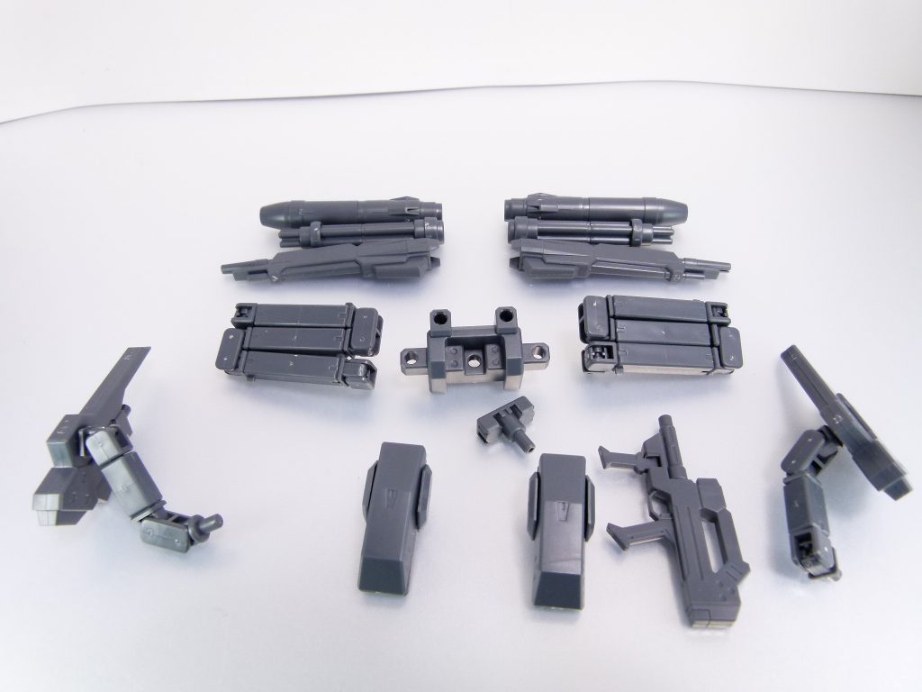 セット内容。・パワードアームズパワーダー本体(サブアーム(長)×2・サブアーム(短)×2・ライフル基部×1)・交換用大型ライフル×2・交換用ガトリングガン×2・交換用ミサイル×2・バックパックパーツ基部・2穴→1軸変換ジョイント・ビームマシンガン・ガトリングガン×2サブアームは説明書通りに組んだ状態です。