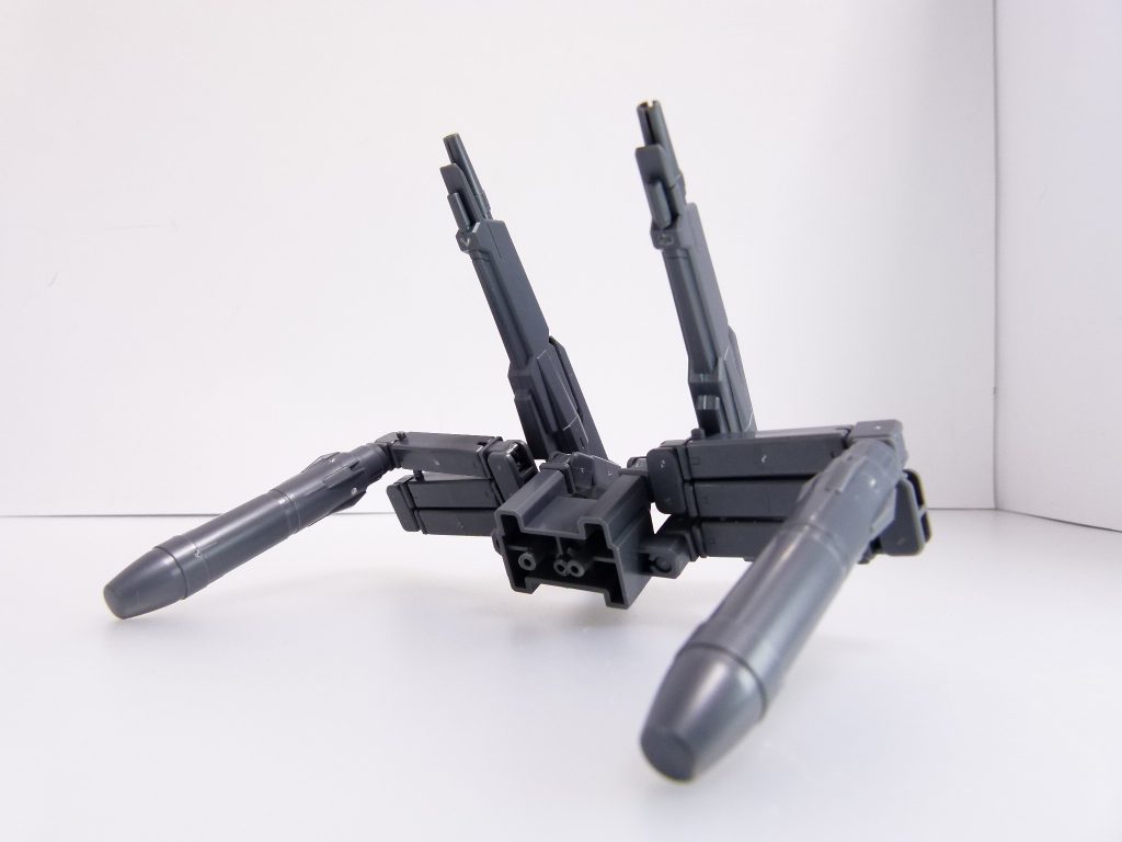バックパックユニット:汎用性を向上させたバックパック。サブアームを多数装備可能。バックパック基部は裏面に4つの3ミリ穴を持ち、変換ジョイントは差し込み方を切り替えることで一軸ジョイントとAGP2穴の双方に使えます。AGP2穴時、変換ジョイントは背部中央の3ミリ穴ユニットに変化します。プチッガイもそうですが、「取り付け位置を切り替えることで自由に使える変換パーツ」は「トライ」期のはやりです。