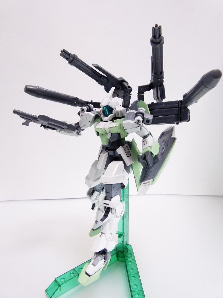 換装用ライフル・ガトリングガン・ミサイル:3ミリジョイントの先端に自由に取り付けて攻撃力を向上できる各種武装。カーディガン・ふみなにも使用するライフル以外は本キット独自。本キットを装備するパワードジムカーディガンの武装強化にも使うように記載があります。全て後端は3ミリ穴。自由に使えます。ライフル基部の3ミリ軸にも接続可能。