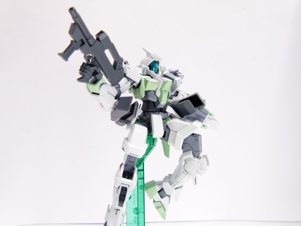 ビームマシンガン:パワードジムカーディガンの主武装であるマシンガン。ガトリングガン:パワードジムカーディガンとガトリング部は共用するが外装が異なる。ビームマシンガンはHGUCパワード・ジム用なので指かけがあるタイプ。当然ながら専用持ち手か加工必須。今回もおなじみ、ダブルオーダイバーの武器持ち手を使用しています。ガトリングガンはすーぱーふみなではガトリング部が余剰となっています。本キット独自の外装は3ミリ軸を使った扱いやすいものになっています。上部装甲の差し替えで展開。