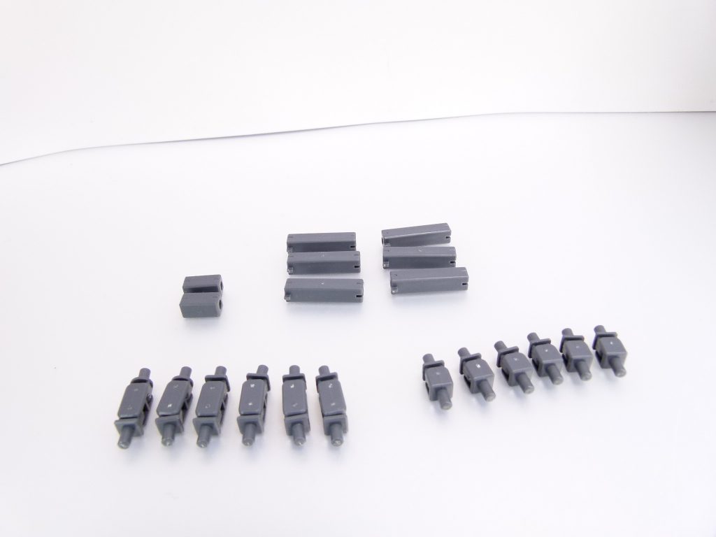 サブアーム:3ミリジョイントを基部に自由に生やして可動範囲の向上を図ろう。すーぱーふみなでは大型ライフルに加え専用のシールドを懸架。サブアームを全て分解するとこんな感じに。2軸・1軸がそれぞれ6個づつ、短い穴ジョイントが2つ、長い穴ジョイントが6つ。ボールデン(第3改など参照)と異なり、両端は3ミリ軸で固定。長穴ジョイントの突起と穴は、主にデフォルト使用時の固定に使います。アームアームズのアーム・一軸(第14改参照)なども組み合わせ、ベストなアームを作ってみましょう。