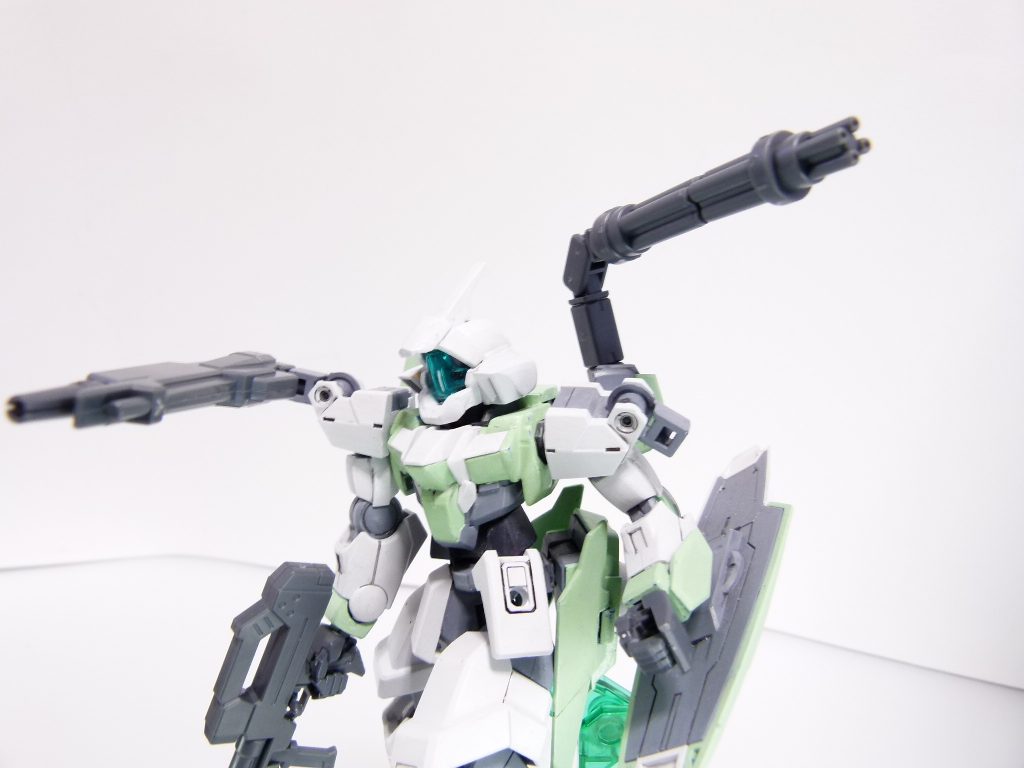 第34改「もう一つの腕」もう一つの腕。阿修羅よりも凌駕する存在に、なれるか?ガンダム世界でよく使われるものに、「サブアーム」ってのがある。MSってのは人型でしょ。当然ながら腕部は2つ・・・それよりも多い腕よ。腕の先は本物の「手」を模していたり様々。あたしの敬愛するT3部隊は、ガンダム・ヘイズルなどの腰にサブ・アーム・ユニットを装備して試験をしていたんだって。改めて装備してみると・・・意外と使いづらいわね、これ。サブアームの「動かし方」って言うのは色々あって、本体の手の「代わり」に通常のレバーで動かすもの(ヘイズルはこちら)、機構不明ながら同時に動かせちゃうもの(セラヴィーとかグシオンリベイクとかかな)・・・いろいろなんだけど、あたしは前者の方式を採用して動かしてみたわ。ずっとやってると・・・どっちが本物かサブアームか、解らなくなっちゃう。