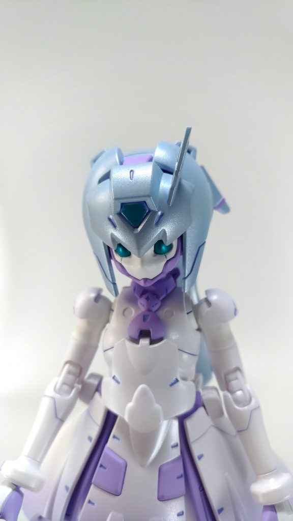 カメラなど、マスキングがイマイチです。色は、シルバーの上に蛍光ブルーグリーンを吹いています。