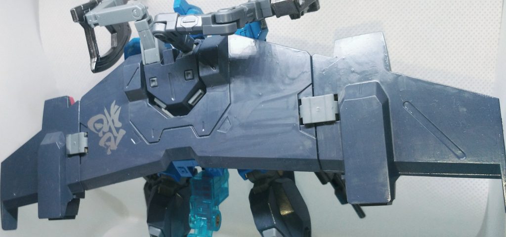 リア。デカいウイングいいですよね。デカールもいい感じだけど筆ムラ…。