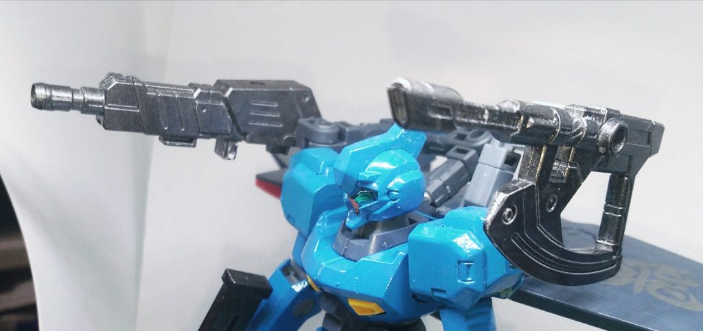 アックスはビームガンも兼ねてます。こんな武器持ったやつがブレイクブレイドにいましたね。
左手のソードにも丸モールドでビームの発射口を作ってあります。
以下ブンドド