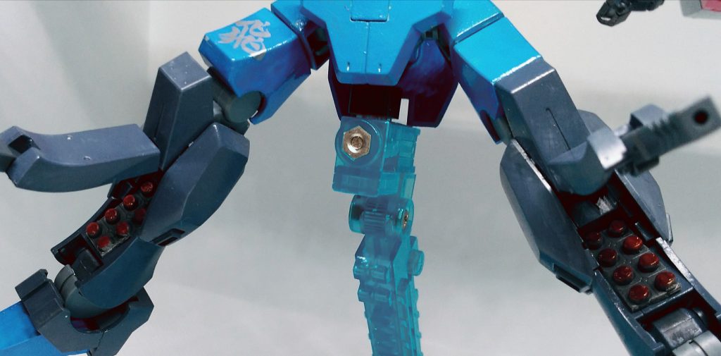 ただし厚みがでてしまい、ビームサーベルの柄が入らなくなってしまったので、フロント画のように閉じてるときも出しっぱなしになってます。