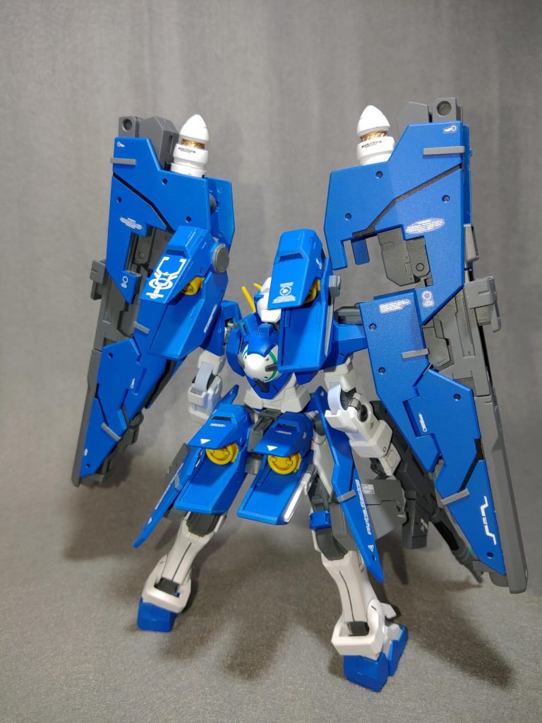 肩に装備したスラスターにもビームサーベルを装備する場所はありますが、ゴッチャリしすぎるのも好きじゃないので装備しません。