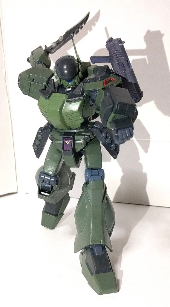 武装もシンプルかつ近接戦に向いている装備構成にしてみました
格闘戦用のタクティカル・シックルダガー
スターク・ジェガンの物を流用したグレネードランチャー
そしてビーム・サーベルを廃止して両サイドのアーマーをハンド・グレネイドに換装してます