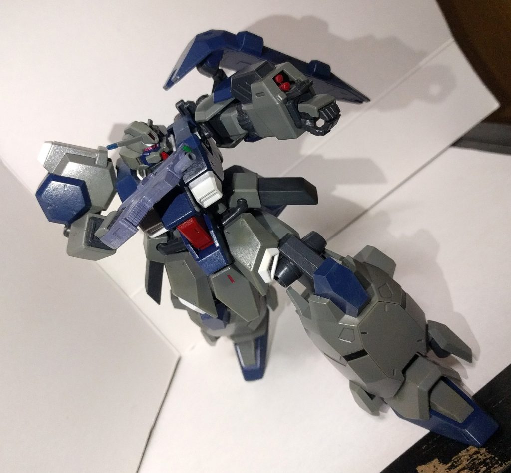 全体的にゴツく分厚い機体なのですが、関節部の可動がしっかり考えられて設計されている為、見た目に反した高い可動域も本キットの特徴、本当に良く動きますので凄いです…