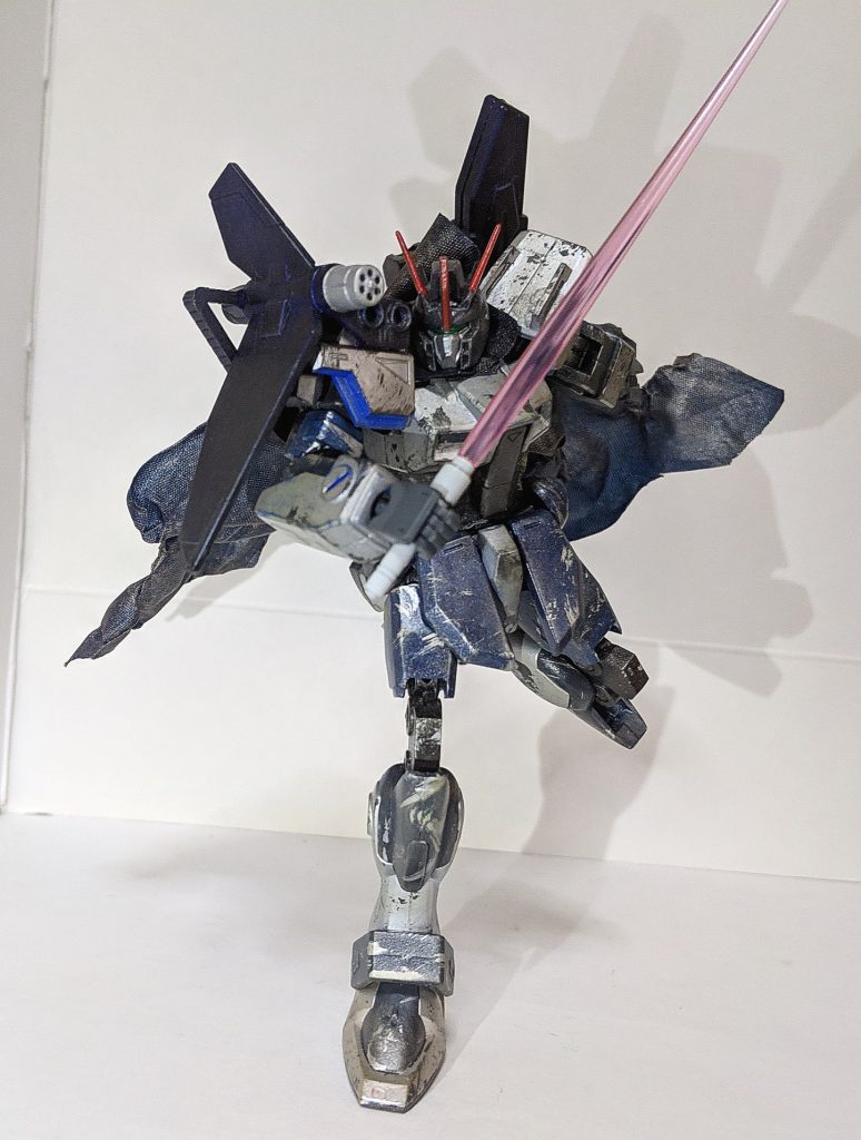 「ユウシャたる者、剣を完璧に扱いこなせなくていけないそうです、本来…この機体には2本の光学サーベルが備わっているそうですが、1本だけでも十分にお力になれると確信の元、あえて右側のサーベルをオミットして左側のみに装備させてそうです！ それに実はあのユウシャさんの剣術は…（長すぎるのでカット」（解説好きな闇のドラゴンより）

元々の標準装備であるビームサーベルももちろん装備可能、ただしパーツ欠品の都合上で一つのみしか装備させてません