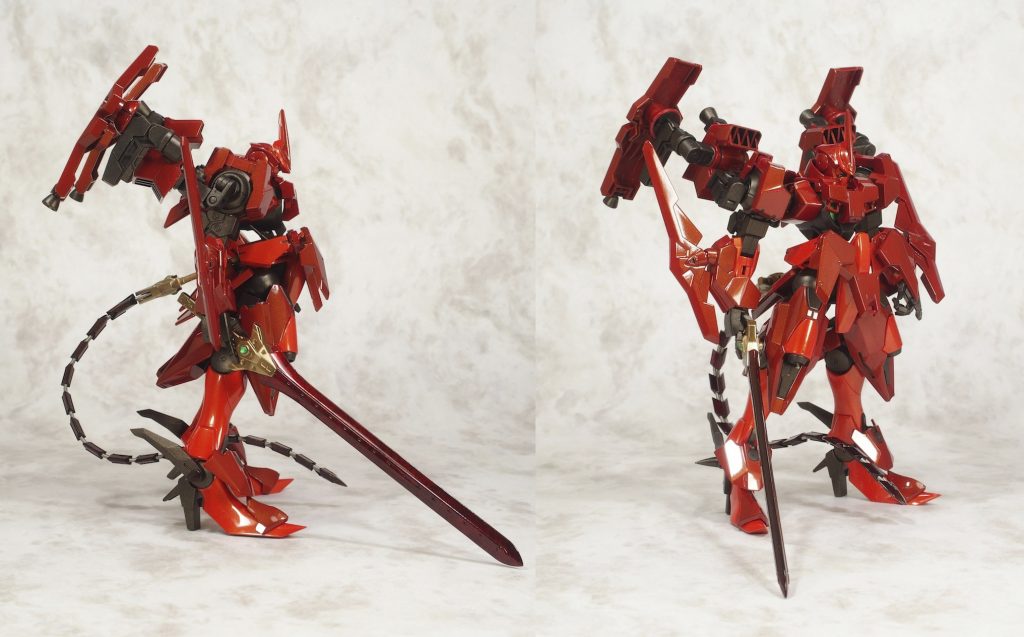 機体の装甲は技術部のお遊びで製造された
「電圧式偏光ラミネートアーマー」でカバーされており、
内部電圧の変更で色が変わる。
「王機ヴリトラ」として人前に出る時は金色に輝き、
自称「謎の騎将機ヒッツェシュライアー」として出る時は真紅に輝く。
一応本人は使い分けてるつもりだが、国外の人々ですら事情通であるならおおよそ察しちゃってる状態で、真紅の機体を見た時は大人の対応で「謎の騎将機（笑）」と呼ぶらしい。

また、ヒッツェシュライアーは世を忍ぶ仮の姿って事で大型センサードームを頭に被ることがある。
技術部が『王様こんなの嫌がるだろうなァ～』って言ってたら、
王ってば『サムラーイのカラカサみたいで良いじゃん。』とか言ってちょっと気に入っちゃってるらしい。