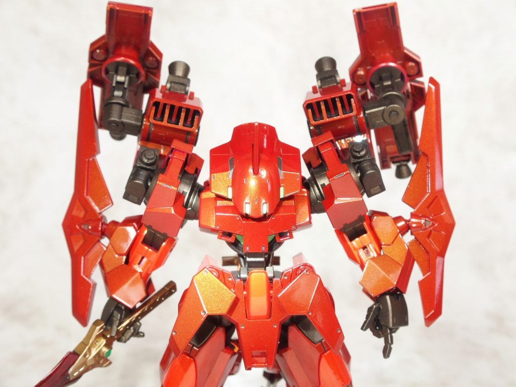 模型的には色が変わる装甲なんて無理なので･･･
赤の上からイエローパールでコート。なんちゃって偏光カラーにしました。
イメージ的には赤から金に変わる途中っていう感じで。
下地の赤は明るい朱色と暗めの赤の2色を使ってます。
　
　
　
　
　
*謎の騎将機 ヒッツェシュライアー*
本当にセンサードーム被っただけ(笑