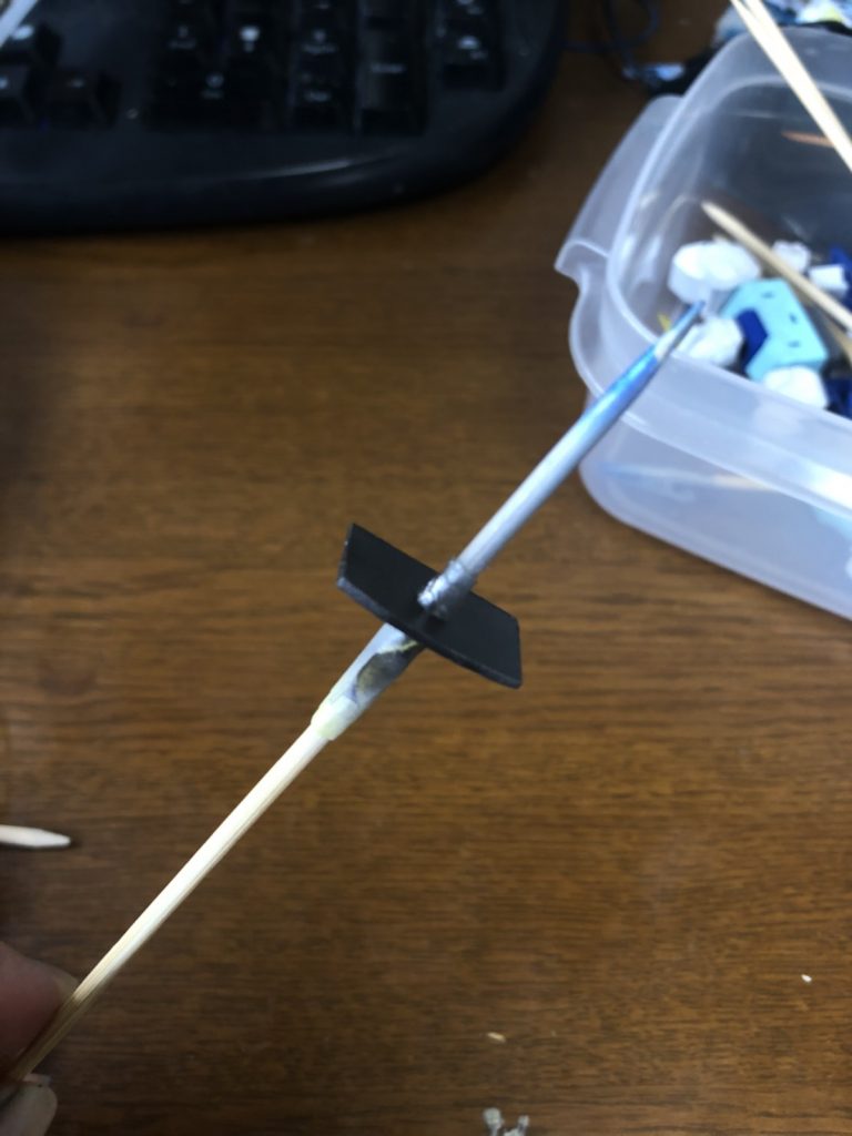 胴体を延長したかったけど切る勇気がなかったので、プラ板を1枚はさむことに