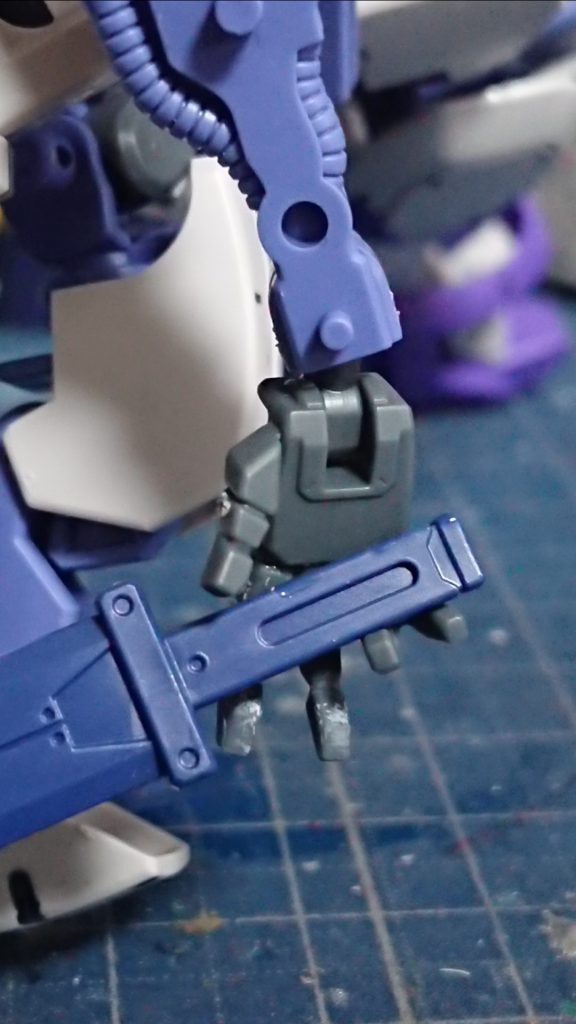 右腕は肩を斬られ、力尽きかけて剣を握れなくなってきてる感じを出したかったのでビルドナックルを使ってこんな感じで改造しました