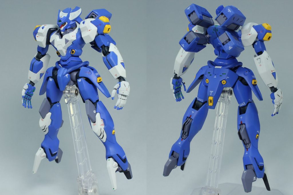 アームドアーム非展開状態。
基本的な工作を施し、加えて肩・大腿部・脚部の後ハメ加工、肩関節可動域拡大工作、掌部の水かき除去等の追加工作を行いました。
各部の塗装は基本ベタ塗り+軽いスミイレ+コーションデカールのみ。