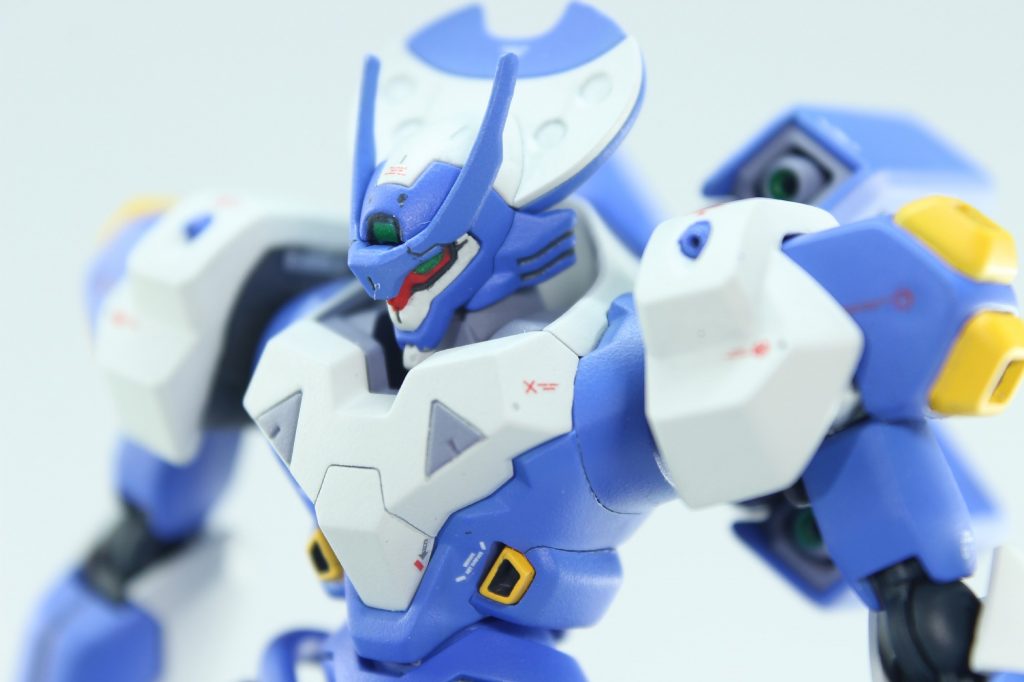 頭部はスジボリ追加によるディティールアップと、メインカメラとツインアイにジェルクリアによる