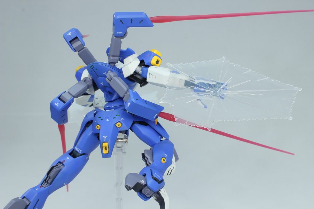 機能フル活用。
両手のビームバリアに、四本のビームサーベルを使って見せれば天才は天才だろう!
HGなので手のひらサイズのダハックですが、このようにアームドアームを広げるとかなり迫力が出ますよ。