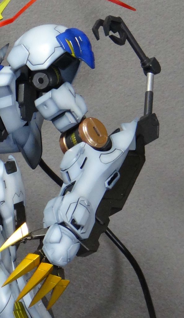 サブアームはOPの展開シーンをイメージしてプラ棒から作り直しました。