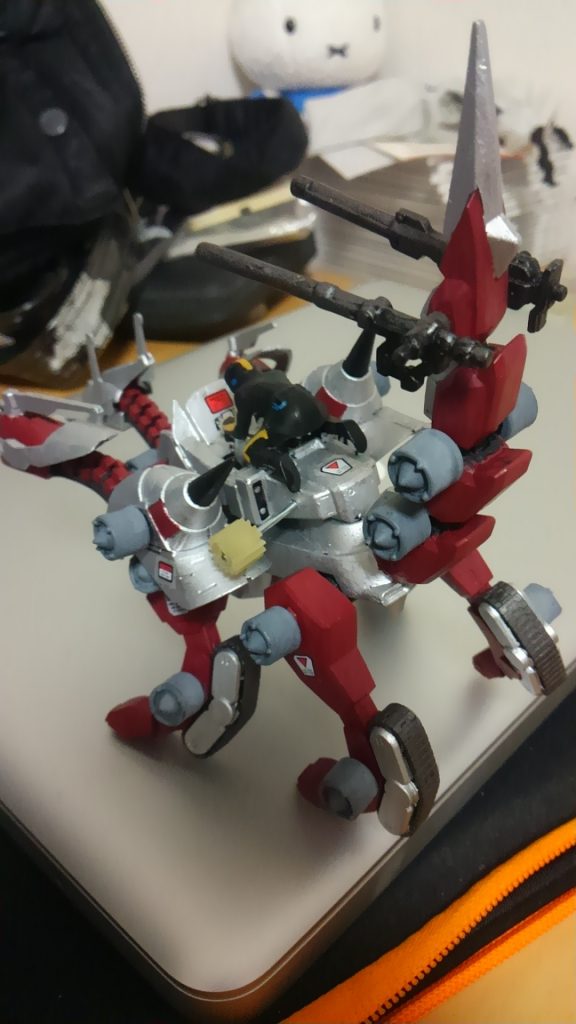 ゼンマイのリューズもジャンクを組み合わせて作りましたw
もちろんダミーなので実際にゼンマイが組み込んであるわけではありません。