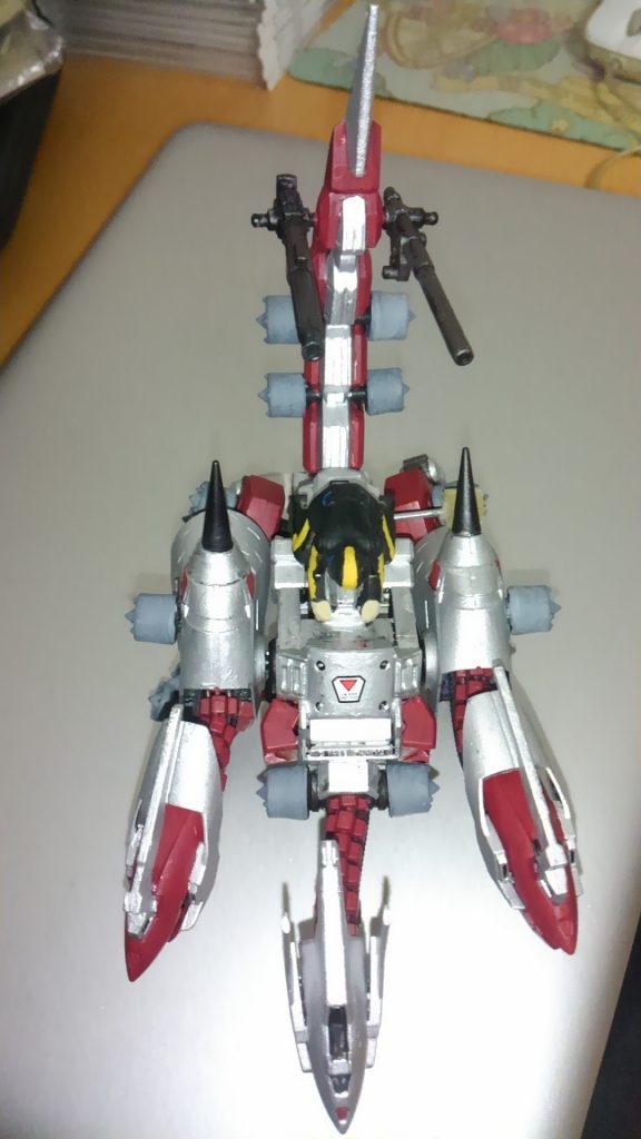 ケルベロスウィザードを上半身へ移設して、そこをコクピットに見立ててライダーを乗せてます。
真ん中の首の基部にスペーサーを増設して、より前方に長く伸びた状態にしました。