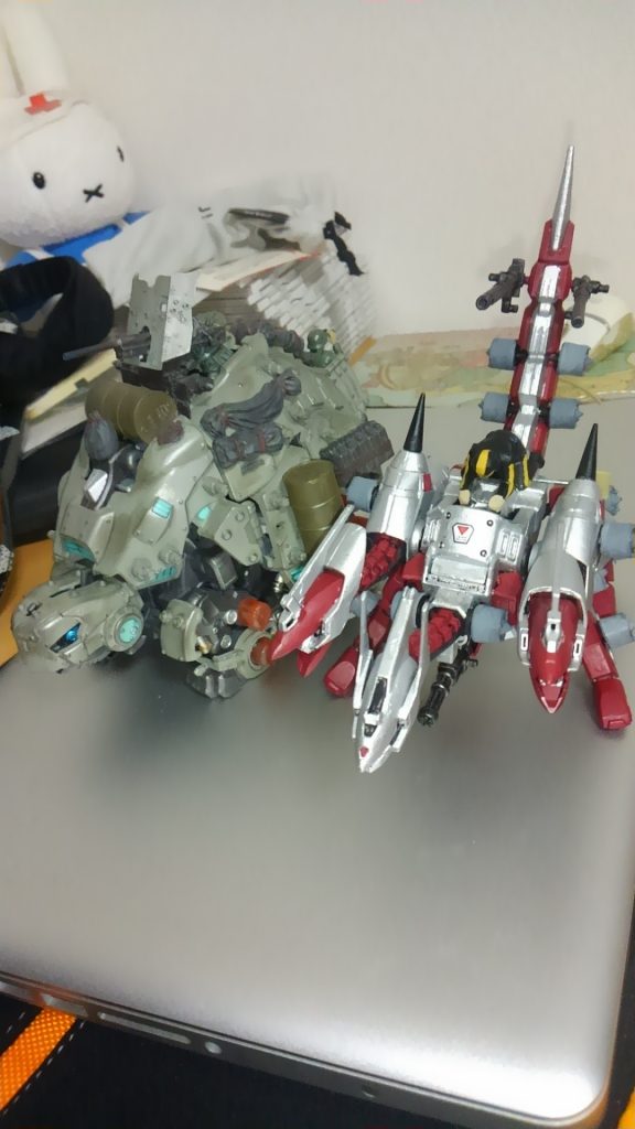 我が家の本物ゾイドとのツーショットw
なるべくオモチャっぽくしたかったので、シルエットフォーミュラシリーズのシールを貼ったり、ウェザリングは無しにしたり。